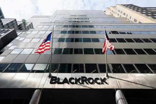 blackrock2231941451 Modern skyscraper with BlackRock sign and American flags