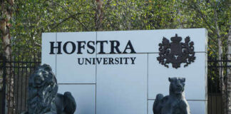 Sign for Hofstra University flanked by lion statues